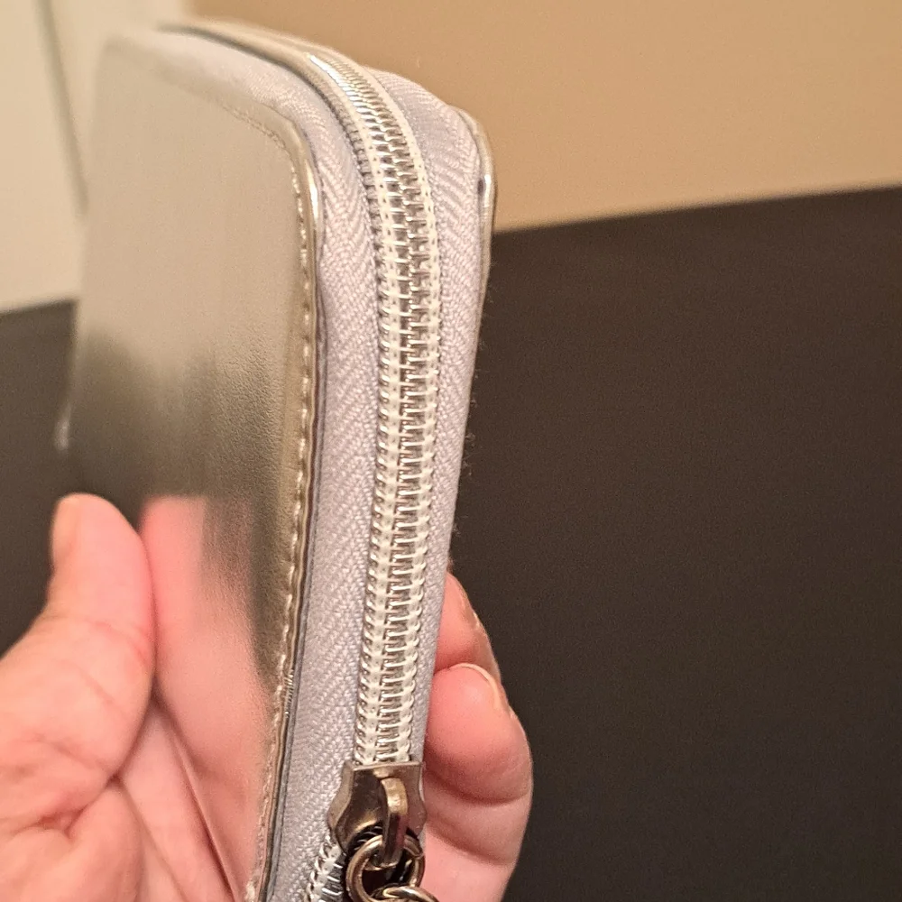 Victoria's Secret Angel Wallet. Shimmering Silver - Picture 3 of 6